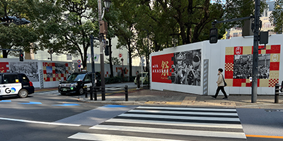 4 出口を背にして横断歩道を渡り直進します。