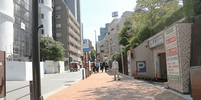 5 道なりに進み、前方に看板が見えてきます。