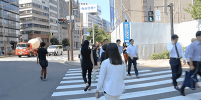 8 信号を渡って左折します