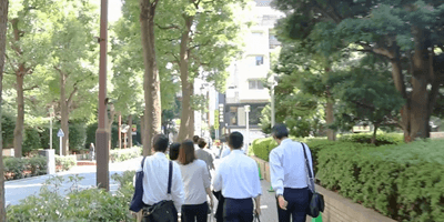 15 道沿いを直進します。