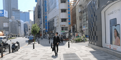 8 道なりに直進します。