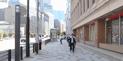 9 道なりに直進します。