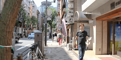 12 道なりに直進します。