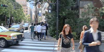 15 信号を渡って左折します。