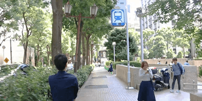 16 道沿いを直進します。