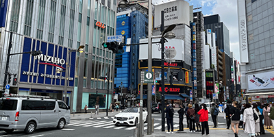 2 JR新宿駅東口を背に右に進み、みずほ銀行の前の横断歩道をミズノ側に渡ります。横断歩道を渡ったら右（ABCマートの方向）に進みます。