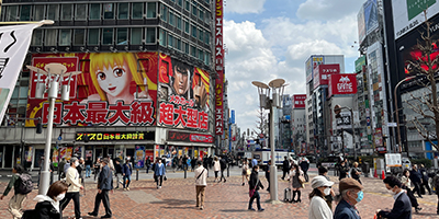 1 西武新宿駅を背に左に進みます。